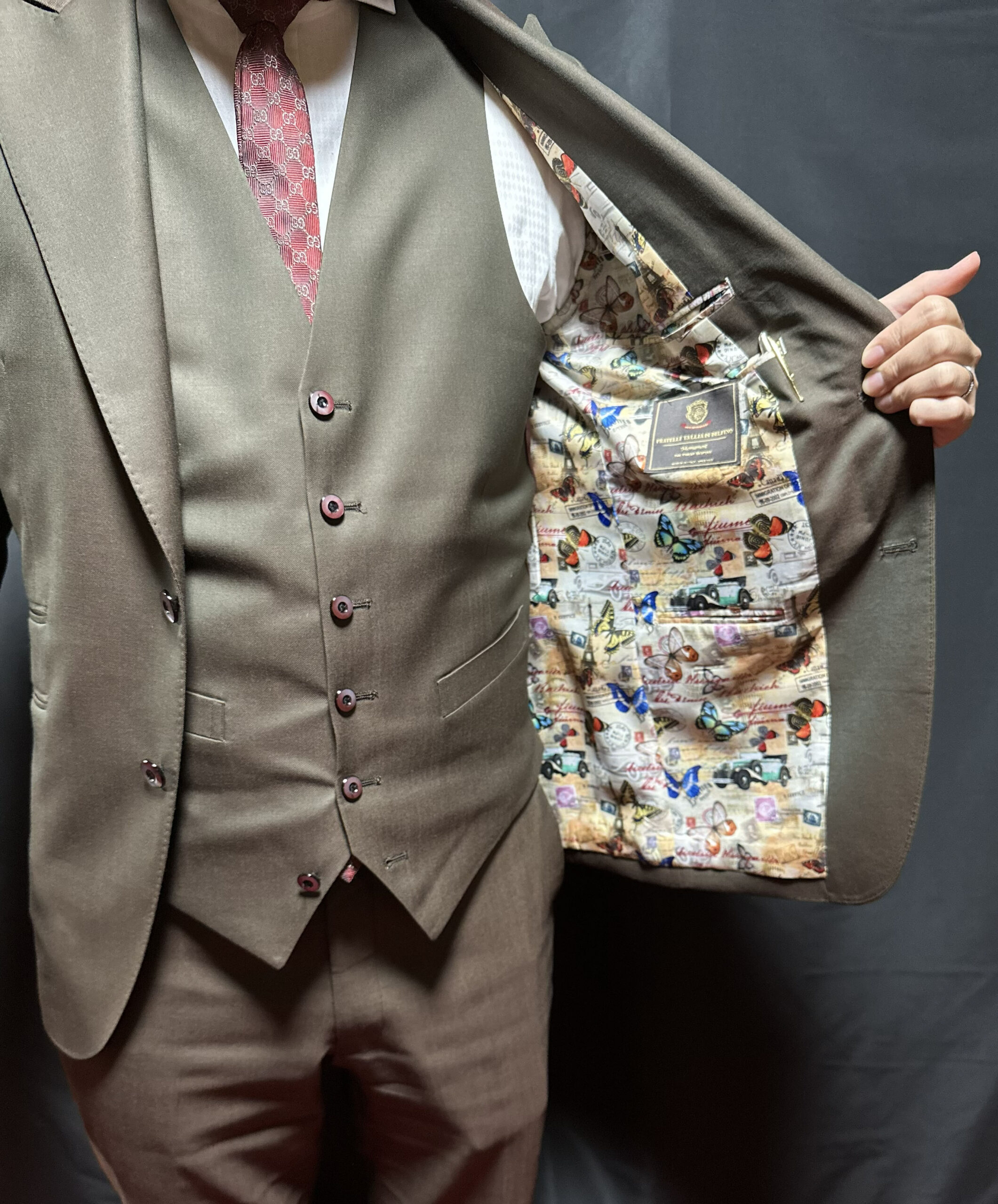 【筋トレ体格の大きい悩み解決】既製品が合わない「逆三角形ボディ」を最高に美しく見せるオーダースーツの秘密