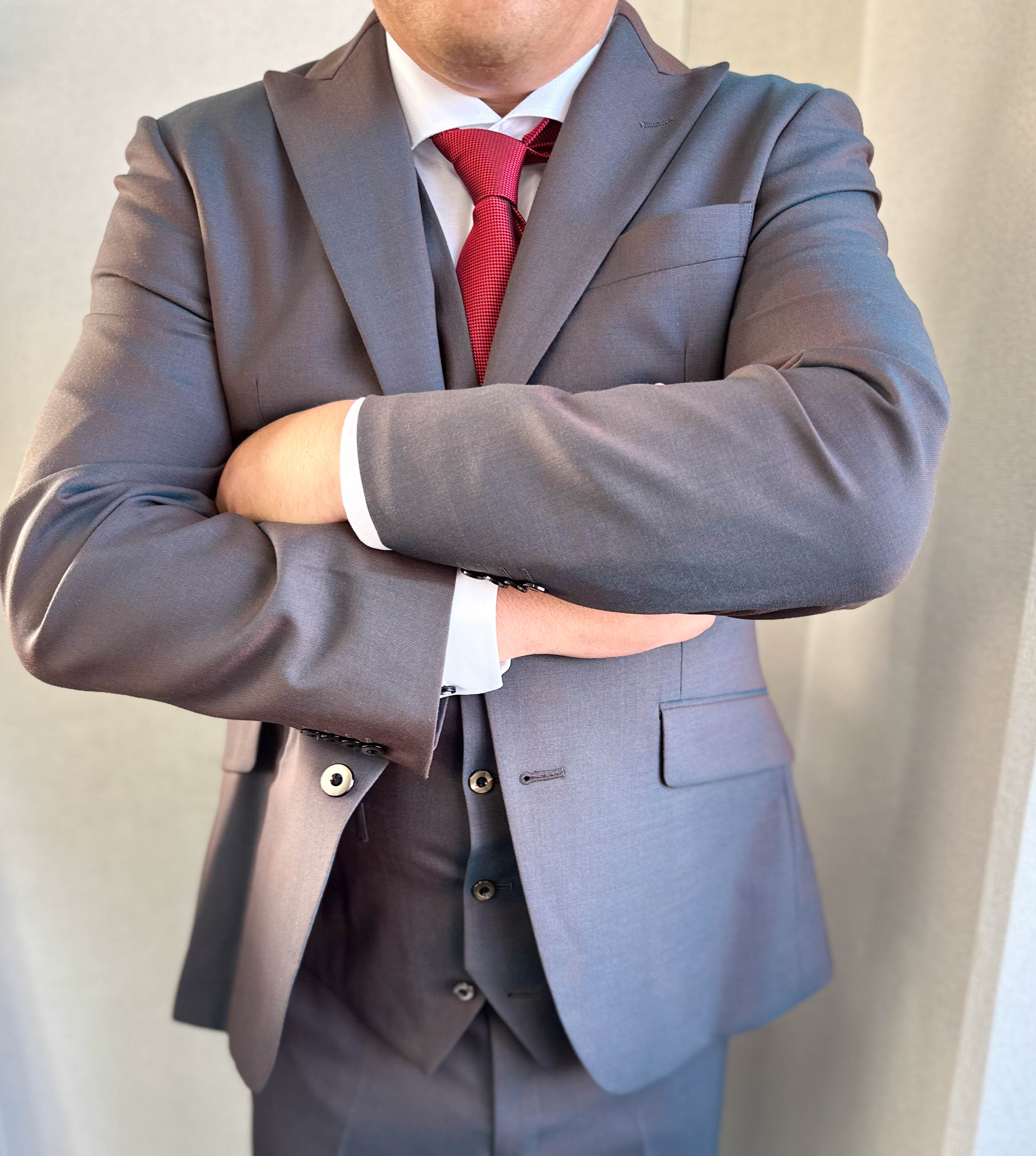 信頼を勝ち取る「勝負服」の選び方。稲沢でオーダースーツを作るべき3つの理由